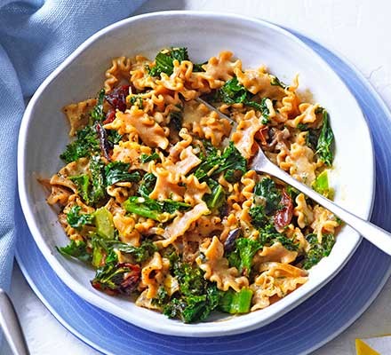 Creamy pesto & kale pasta recipe 