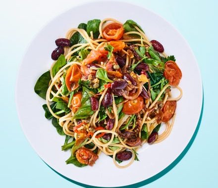 Spaghetti puttanesca with red beans & spinach recipe