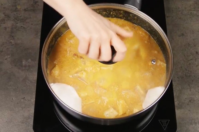 Simmering korma pan