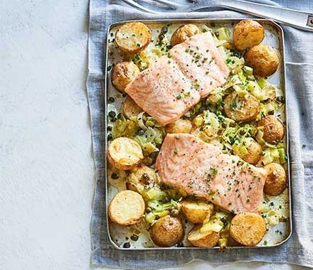 Creamy salmon, leek & potato traybake recipe