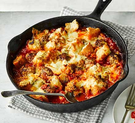 Meatball & garlic bread traybake recipe 