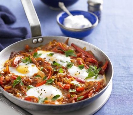 One-pan eggs with tomatoes, peppers & yogurt