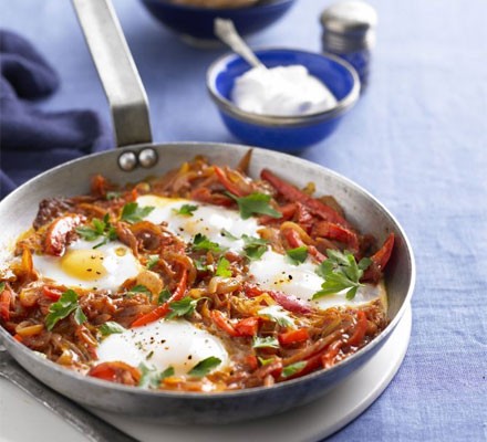One-pan eggs with tomatoes, peppers & yogurt 