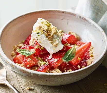 Sugar-cured strawberries & white chocolate crumble recipe