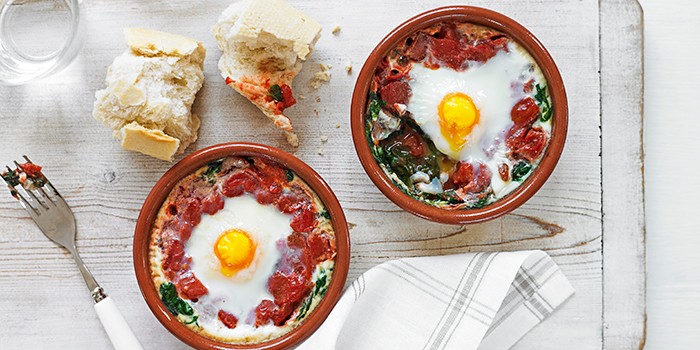 Baked eggs with spinach & tomato