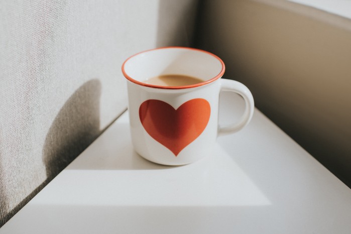 Mug with a heart emblem containing tea
