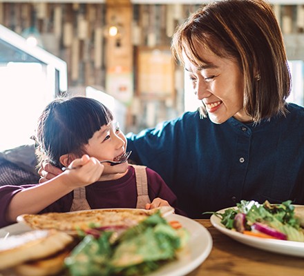 10 top tips for happy family mealtimes 
