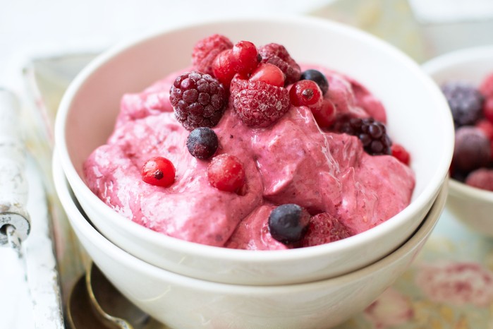 Instant frozen berry yogurt