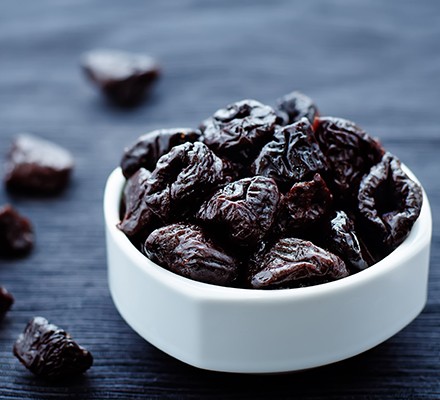 Top 10 health benefits of prunes and prune juice 