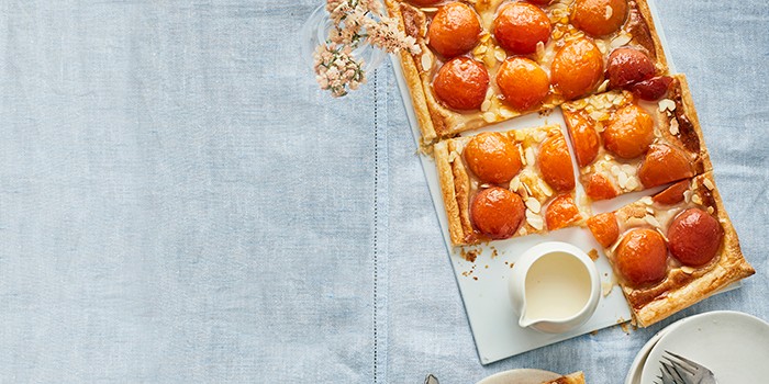 Easy apricot tart recipe picture. Apricots baked into a puff pastry base