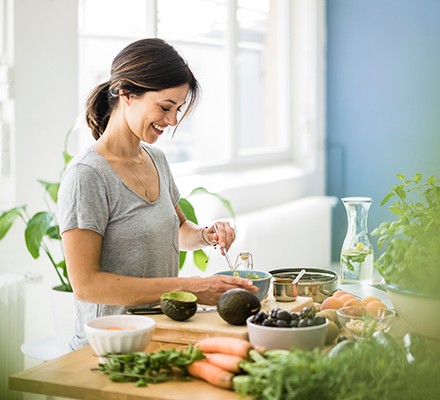 What is a balanced diet for women? 