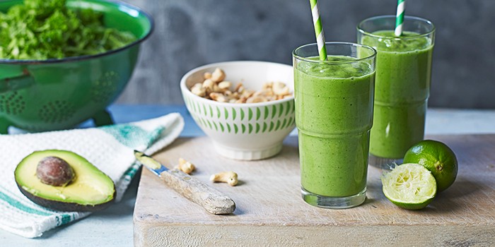 Kale smoothie with avocado and cashews