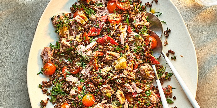 Lentil & tuna salad with tomatoes, herbs and red peppers