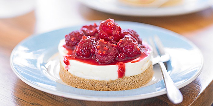 Manuka honey cheesecake with raspberries