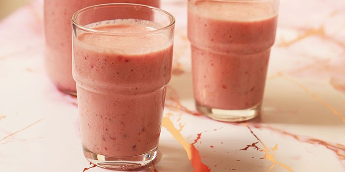 Raspberry and apple smoothie in two glasses