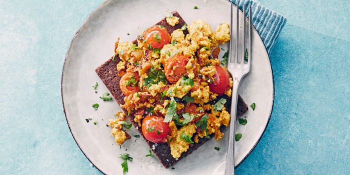 Tofu scramble with tomatoes on toast