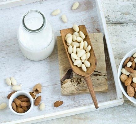 The health benefits of almond milk 
