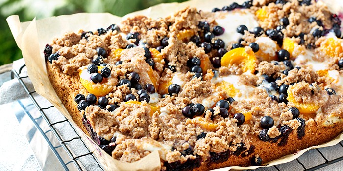 Apricot crumble cake