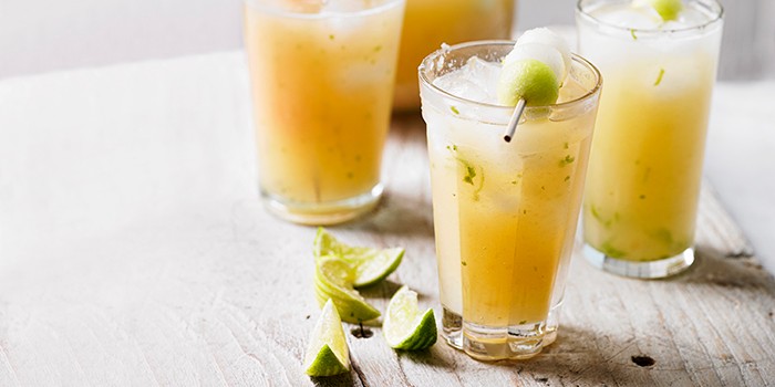 Melon spritz in two glasses