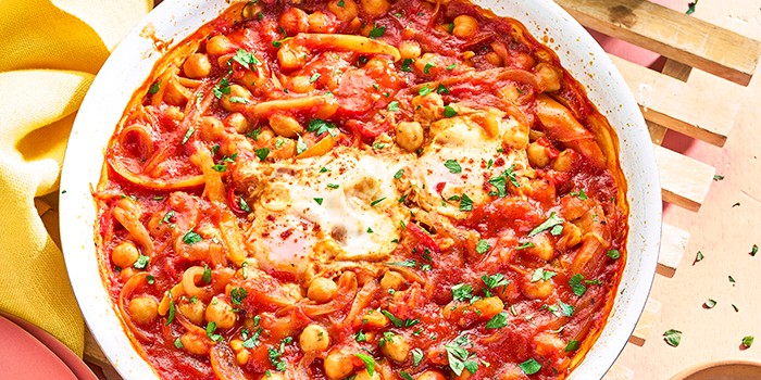 One-pan eggs with chickpeas, onions and peppers in tomato sauce
