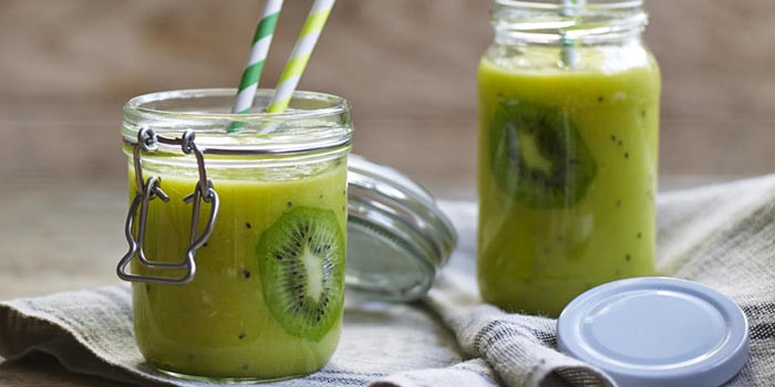 Kiwi smoothie in kilner jars
