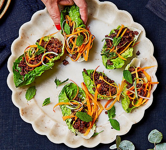 Pork & chilli lettuce cups recipe 