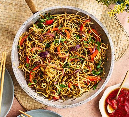 Egg-fried noodles with beansprouts recipe 