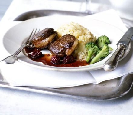 Pan-fried venison with blackberry sauce recipe