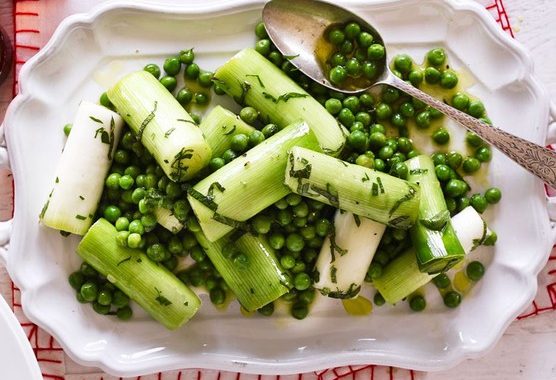 Steamed leeks & peas with herby vinaigrette recipe