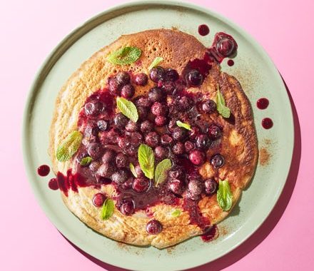 Banana & cinnamon pancakes with blueberry compote recipe
