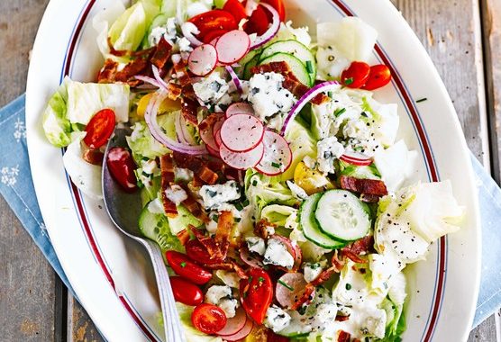 Iceberg salad with Roquefort dressing & bacon recipe