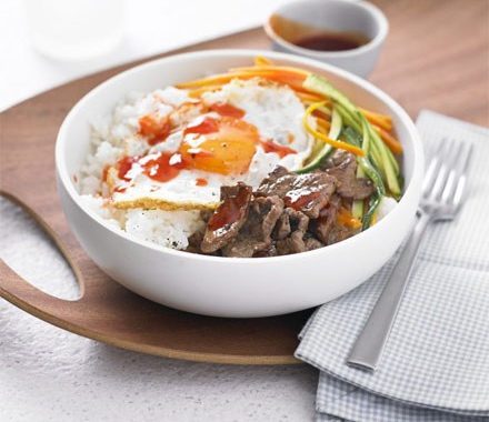 Sushi rice bowl with beef, egg & chilli sauce recipe