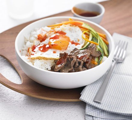 Sushi rice bowl with beef, egg & chilli sauce recipe 