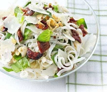 Rice noodles with sundried tomatoes, Parmesan & basil recipe