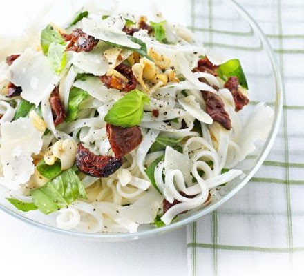 Rice noodles with sundried tomatoes, Parmesan & basil recipe 