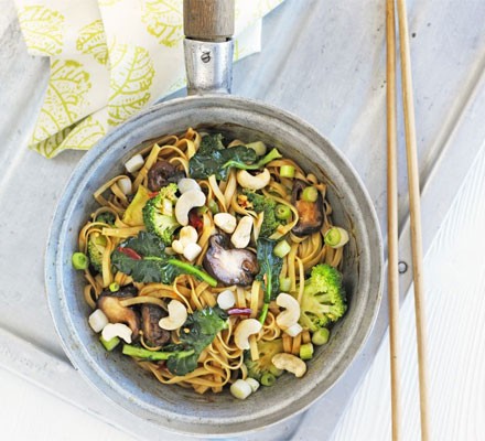 Spicy mushroom & broccoli noodles recipe 