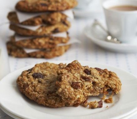 Maple, pecan & raisin oaty cookies recipe