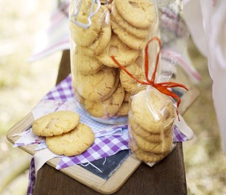 Custard & white chocolate biscuits recipe