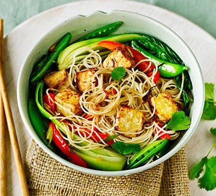 Tofu with stir-fried noodles, pak choi & sugar snap peas recipe 