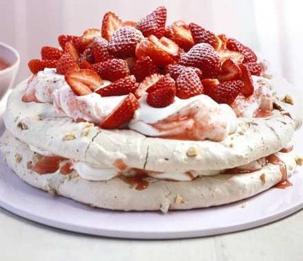 Praline meringue cake with strawberries recipe