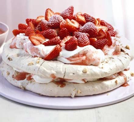 Praline meringue cake with strawberries recipe 