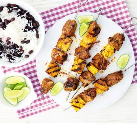 Jerk pork & pineapple skewers with black beans & rice recipe 