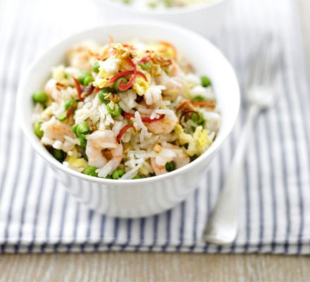 Egg fried rice with prawns & peas recipe 