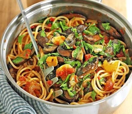 Spicy spaghetti with garlic mushrooms recipe