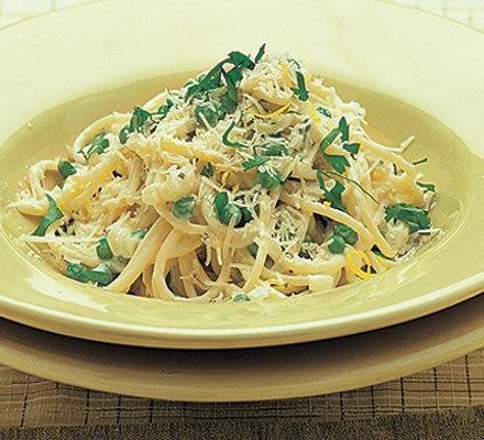 Spaghetti with lemon, Parmesan & peas recipe 