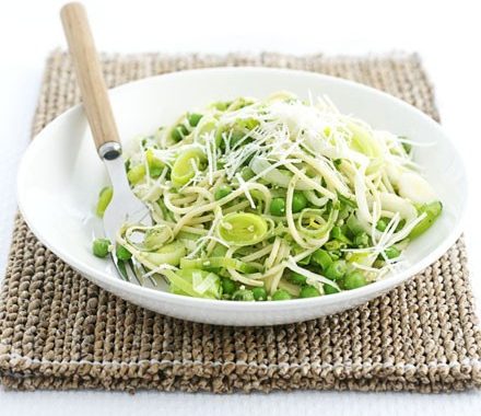 Spaghetti with leeks, peas & pesto recipe