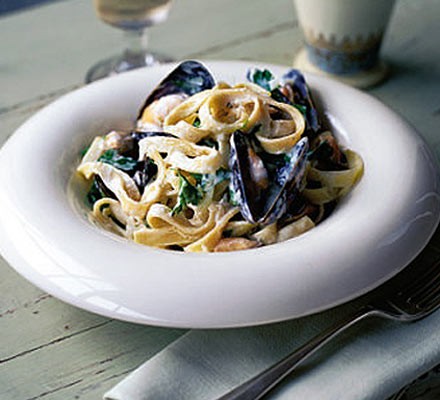 Tagliatelle with mussels & crème fraîche  recipe 