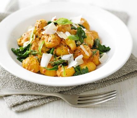 Gnocchi with creamy tomato & spinach sauce recipe