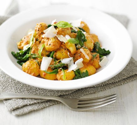 Gnocchi with creamy tomato & spinach sauce recipe 