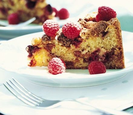 Raspberry & amaretti crunch cake recipe